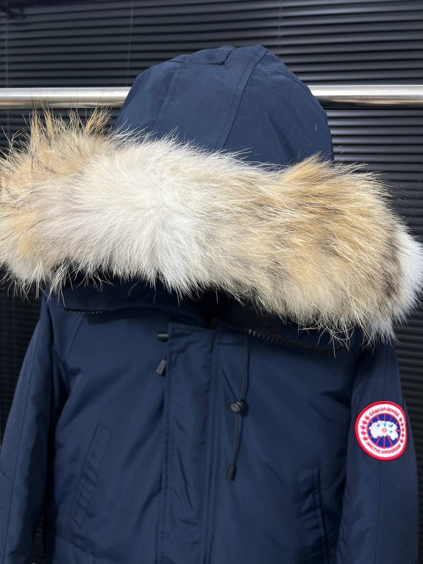 P720 🆕Top version! Comes with a tote bag! Chip version💰𝑪𝒂𝒏𝒂𝒅𝒂 𝑮𝒐𝒐𝒔𝒆/Canada Goose Chilliwack Goose 01 bomber jacket down! The top original replica version refers to the highest version in China currently (there is no one) ⚠️Note: There is no foundry in China! ! ! Saying it is original order, ZP goods, pure original goods, etc. is just a gimmick by some peers. Do not be deceived!  ⚠️Note: The latest version of this year’s authentic product has a strap (the latest version can be bought at the newly opened Galeries Lafayette Canada Goose counter in Beijing) ⚠️Note: (The authentic product does not have blue wash marks this year) Version comparison introduction 1⃣️Top replica: Made of 18-count polyester-cotton blended fabric imported from South Korea (authentic synchronized fabric), national standard 90 white duck down, western Canadian coyote hair 2⃣️Mid-range version: Made of domestically produced 21-count polyester-cotton fabric, 50% standard white duck down, Eastern Canada coyote hair, top original goose analysis Analysis 1 (wolf hair): All customers are guaranteed to receive a fur collar that is grayer than the original color. Each wolf hair is 55cm long and 14cm wide, all made from wild first-grade gray wolf skins in western Canada! Analysis 2 (Trademark): We use dyed embroidery thread to truly achieve 100% reproduction of the trademark, ensuring that the embroidery thread is exactly the same as ZP, with zero color difference and 100% reproduction of the map letters! (We can guarantee that no one in our industry is more attentive and professional than us!) Analysis 3 (fabric): As we all know, the Canada Goose ZP fabric in previous years was a 21-count polyester-cotton washed, calendered and brushed fabric that was relatively hard. Last year and this year, dozens of authentic products purchased were all made of 18-count pure cotton fabrics, and we finally decided to use 18-count polyester cotton! (ZP synchronized fabric) Analysis 4 (Accessories): Domestic exclusive version of Velcro, one to one Y-shaped double hook original Velcro, YKK zipper, exclusive original workmanship of washed threaded down jacket!  Authentic products are not 100% perfect and flawless. Authentic products also have velvet hair loss, and most of the authentic wolf fur is mainly eastern yellow wolf fur. (Because our wolf skins are all auctioned at the same auction house as authentic products) There is an auction list to prove it.  At the same time, I will teach you a trick: buy an authentic product from Tmall, buy a piece of clothing from a merchant you trust at the same time, and come back to compare the details. ⚠️ Remember you get what you pay for! Don't be greedy for small gains, or you will suffer big losses! Color: Black Navy Beige Graphite Gray Royal Blue Size: XS S M L 54 120 84 79 140-160 XL 56 124 86 81 160-180 XXL 58 128 88 83 180-200